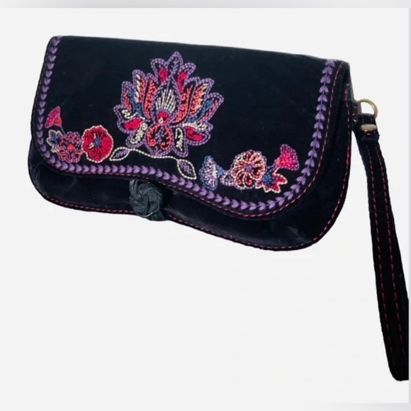 Lucky Brand Handbags - Lucky Brand Vintage 1990’s Clutch Black Velvet Embroidered Leather Closure